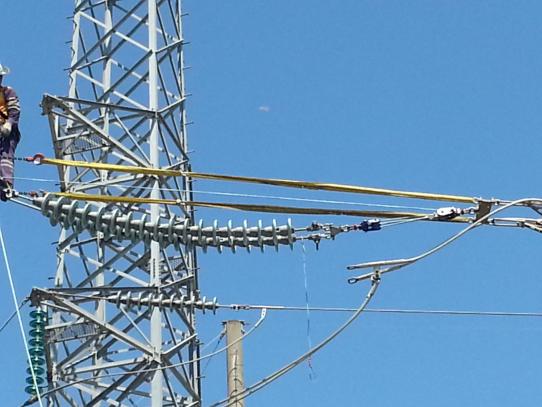 Tension insulator removal via 5-1 tackle rigged with Samson rope and horizontal ladder